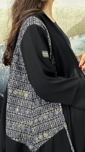 عبايه نص كلوش مع سدو ملون من الجوانب مع تحديد لون...