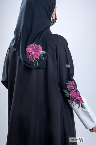 عبايه نص كلوش قماش كتان اسود مع اكمام ابيض وتطريز...