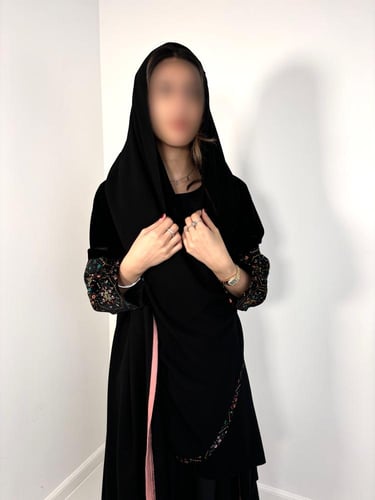 عبايه شتويه نص كلوش تطريز ملون ع الكم تحديد قيطان...