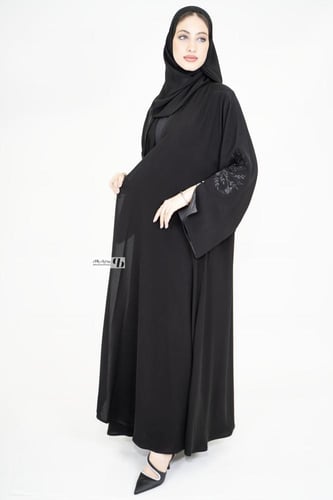 عباية نص كلوش ملكي والاكمام مفتوحة تطريز اسود BB19...