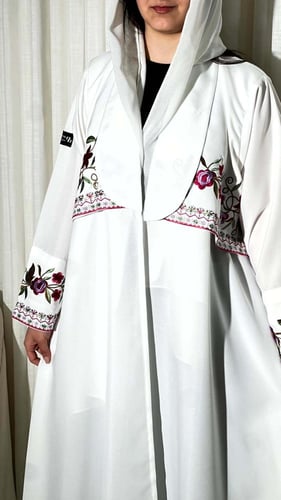 عباية ربع كلوش بياقة مطرزة وأكمام بتطريز ملون – BB...