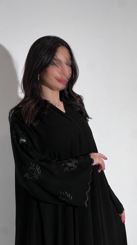 عباية نص كلوش بأكمام واسعة مع تطريز ملون أسود فاخر...