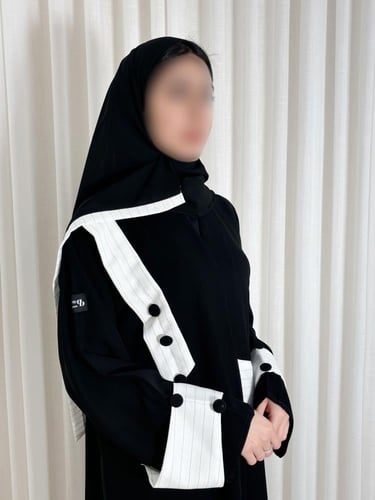 عباية نص كلوش أسود مع تحديد أبيض BB664