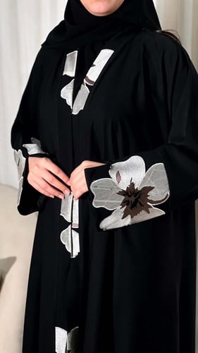 عباية نصف كلوش بأكمام مفتوحة وتطريز فاخر – BB0680