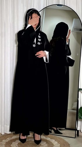 عباية بليزر كريب كتان بتطريز على الأكمام والياقة –...