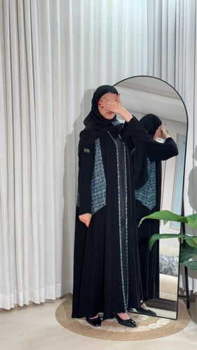 عبايه نص كلوش مع سدو ملون من الجوانب مع تحديد لون...