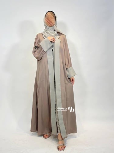 عبايه سفر لون بيج غامق مع بيج فاتح BB508