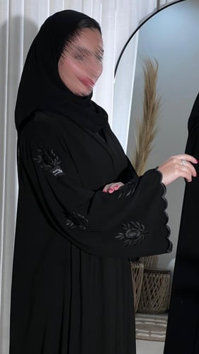عباية نص كلوش بأكمام واسعة مع تطريز ملون أسود فاخر...