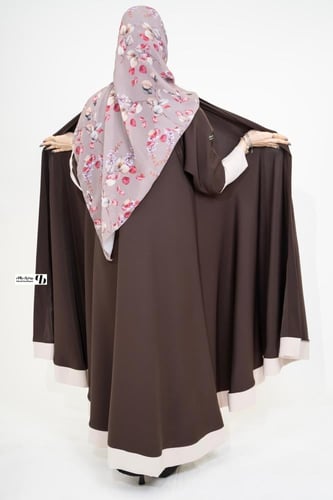 عباية كلوش ملون بني مع بيج BB332