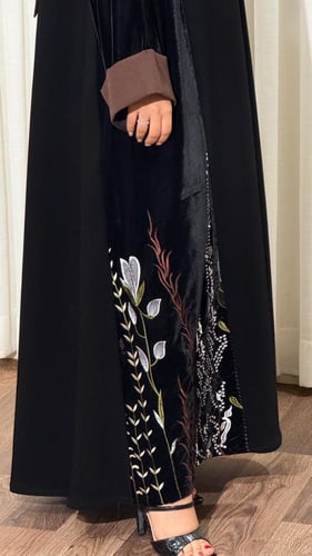 عبايه نص كلوش شتويه تطريز عنابي BB714