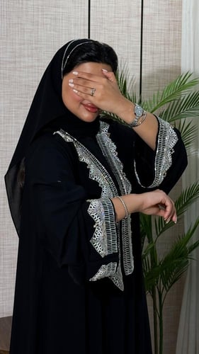 عباية نص كلوش مع شك بالكم والامام BB703