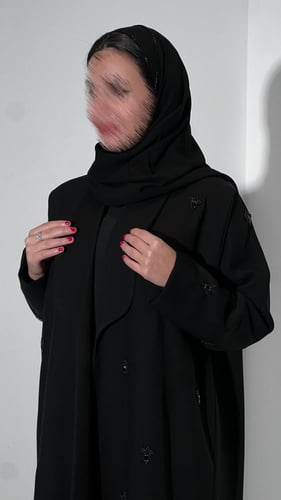 عباية بليزر مبطنة بتصميم أنيق مع تطريز شك فاخر BB6...