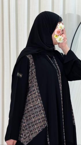 عبايه نص كلوش مع سدو ملون من الجوانب مع تحديد لون...