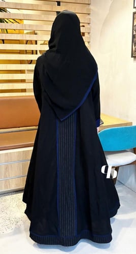 عبايه كلوش مع تحديد مقلم وقيطان كحلي BB636