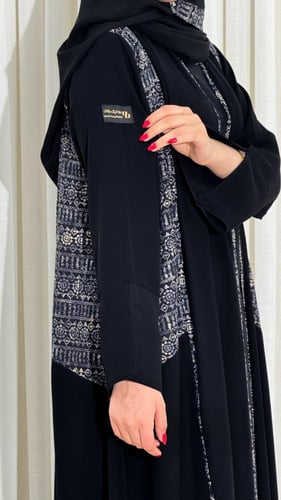 عبايه نص كلوش مع سدو ملون من الجوانب مع تحديد لون...