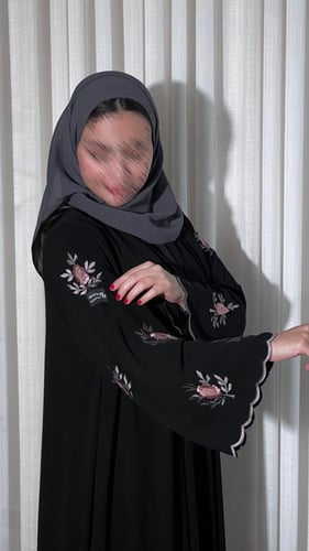 عباية نص كلوش بأكمام واسعة مع تطريز ملون زهري ورصا...