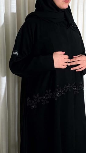 عباية ربع كلوش بياقة مطرزة من الأمام باللون الأسود...