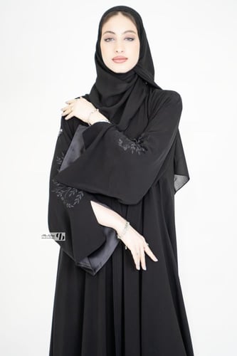 عباية نص كلوش ملكي والاكمام مفتوحة تطريز اسود BB19...