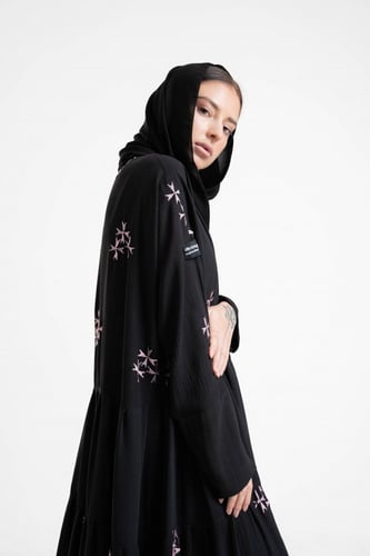 عباية أسود موديل كلوش طبقات متصلة مزيّن بتطريز يدو...