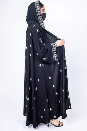 عباية نص كلوش ملكي بتطريز ذهبي مميّز كامل العباية...