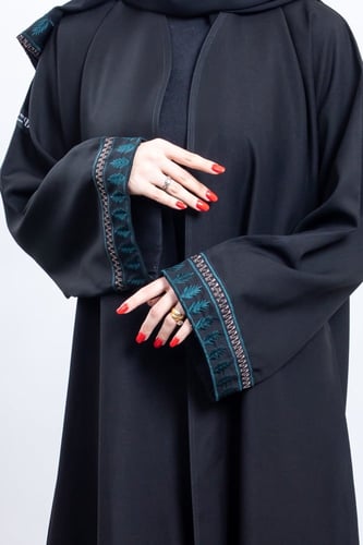 عبايه نص كلوش قماش كتان تطريز بالاكمام BB249