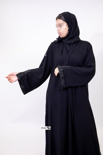 عباية نص كلوش ملكي مع شك اسود مميّز على الأكمام BB...