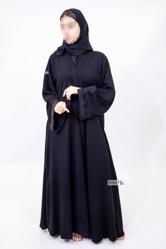 عباية نص كلوش ملكي مع شك اسود مميّز على الأكمام BB...