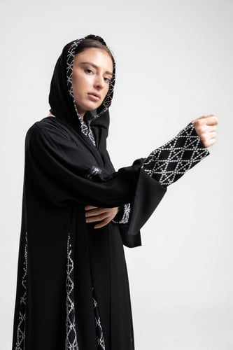 عبايه موديل نص كلوش واسعة قماش الملكي مزينة بكلفة...