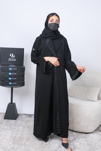 عباية ملكي نص كلوش تطريز أسود BB080
