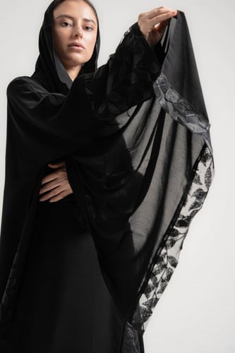 عباية بكلفة تطريز أسود بالأكمام والجوانب موديل لف...