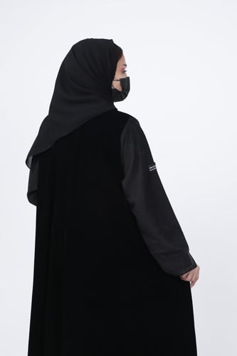 عباية شتوية مخمل مع شمواه أسود نص كلوش BB075