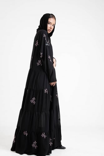 عباية أسود موديل كلوش طبقات متصلة مزيّن بتطريز يدو...