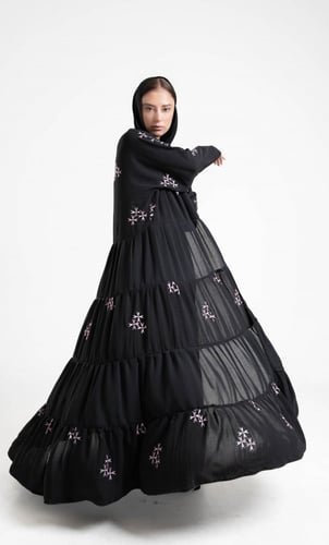 عباية أسود موديل كلوش طبقات متصلة مزيّن بتطريز يدو...