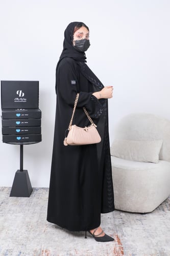 عباية ملكي نص كلوش تطريز أسود BB080