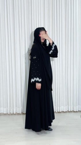 عبايه نص كلوش أكمام واسعه شك فضي BB690