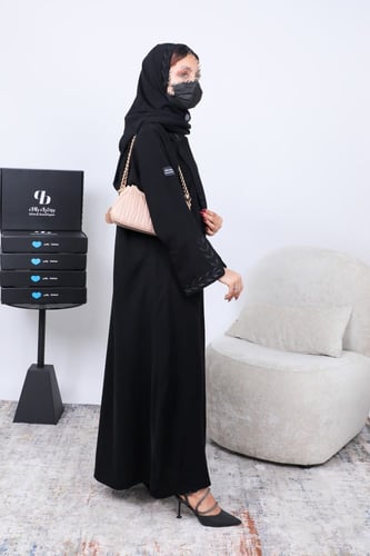 عباية ملكي نص كلوش تطريز أسود BB080