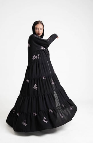 عباية أسود موديل كلوش طبقات متصلة مزيّن بتطريز يدو...