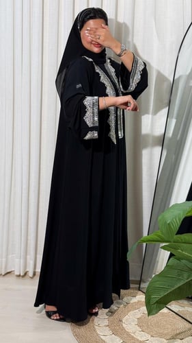 عباية نص كلوش مع شك بالكم والامام BB703