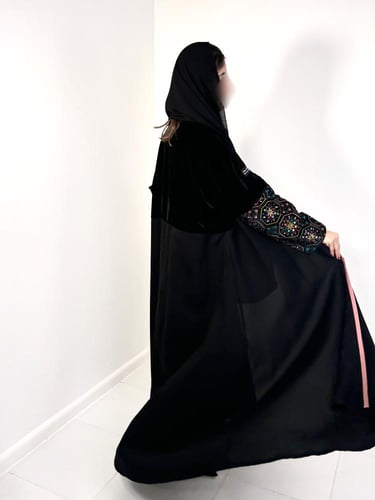 عبايه شتويه نص كلوش تطريز ملون ع الكم تحديد قيطان...