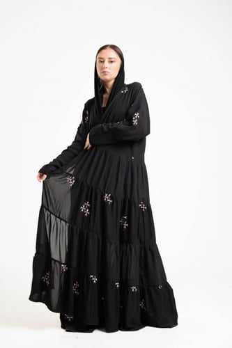 عباية أسود موديل كلوش طبقات متصلة مزيّن بتطريز يدو...