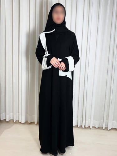 عباية نص كلوش أسود مع تحديد أبيض BB664