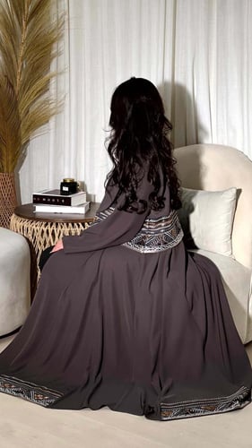 عباية دبل كلوش بياقة مطرزة كريب صيفي – BB0683