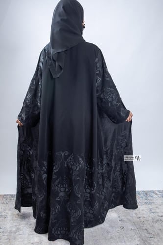 عبايه نص كلوش قماش سراميك مع تطريز اسود BB274
