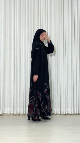 عبايه نص كلوش تطزيز ملون مع ترتر اسفل العبايه BB69...