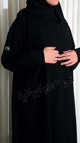 عباية نصف كلوش بتطريز أنيق – BB0679