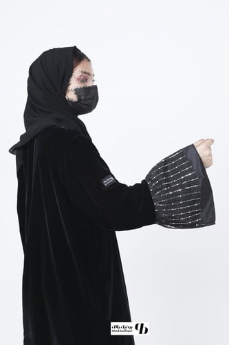 عباية شتوية مخمل أكمام طبقات لامعة ومن الخلف كسرة...