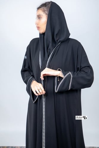 عباية قصة عادية قماش ملكي قيطان بيج واسود BB174