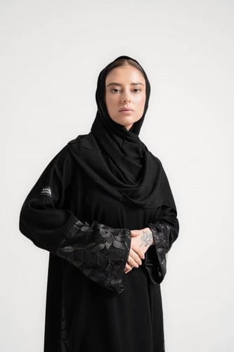 عباية بكلفة تطريز أسود بالأكمام والجوانب موديل لف...