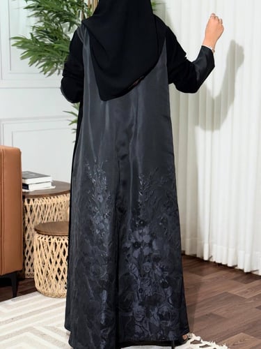 The fabric is royal crepe + jacquard crumple from the back