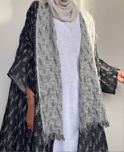 عباية لينن مع فستان لينن ابيض